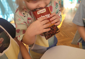 Dziewczynka wącha goździki