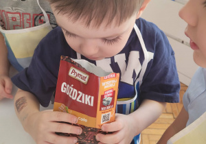 Chłopiec wącha gożdziki