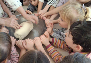 Dzieci wyrabiają masę solną