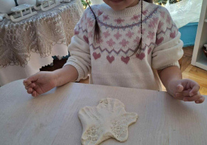 Dziewczynka robi gwiazdję z masy solnej