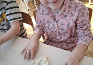 Dziewczynka z masy solnej zrobiła serduszko