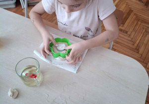 Dziewczynka foremką wycina kwiatka