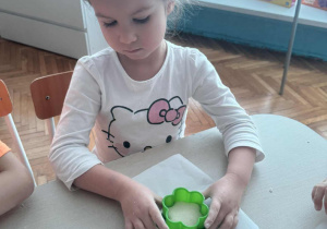 Dziewczynka wycina świecznik kwiatka