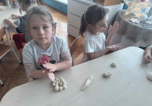 Dzieci robią kulki z masy solnej