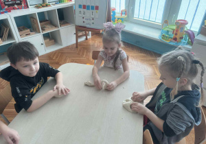 Dzieci bawią sie sensorycznie masą solną