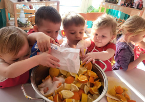 dzieci wsypują cukier do garnka