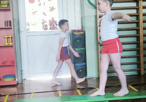 Chłopiec przechodzi po ławeczce