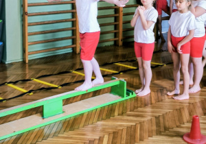 Chłopiec przechodzi po równoważni