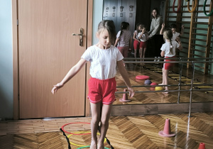 Dziewczynka wskakuje do obręczy