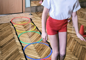 Dziewczynka skaczde przez obręcze