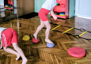 Chłopiec skacze po jeżykach sensorycznych