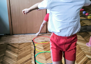 Dziewczynka skacze między obręczami