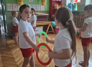 Zabawy ruchowe z przyborem