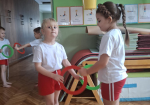 Dziewczynki stoją z kołami