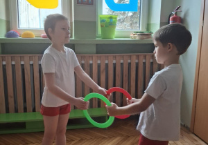 Chłopcy stoją z kołami