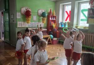 Dzieci stoją plecami do siebie