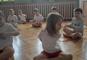 Dziewczynka przekłada woreczek wokół swojego pasa