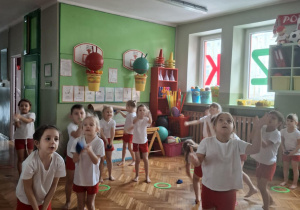 Dzieci podrzucają woreczki