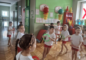 Dzieci biegają po sali z kółkami