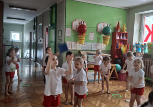 Dzieci w miejscu podrzucaja i łapią woreczki