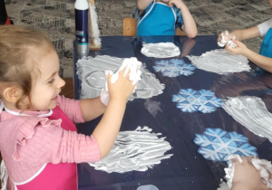 dzieci manipulują bawiąc się pianka do golenia