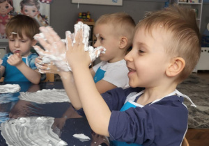 dzieci manipulują bawiąc się pianka do golenia