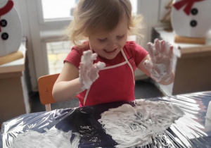 dzieci manipulują bawiąc się pianka do golenia