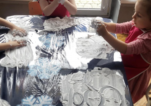 dzieci manipulują bawiąc się pianka do golenia