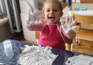 dzieci manipulują bawiąc się pianka do golenia