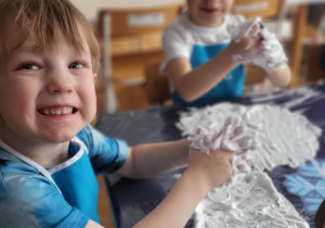 dzieci manipulują bawiąc się pianka do golenia