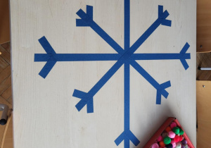 wzór i kulki do uładaniia na stoliku