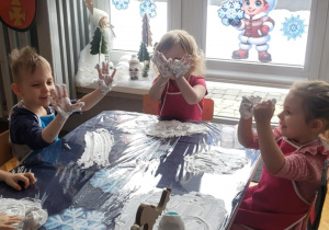 dzieci manipulują bawiąc się pianka do golenia