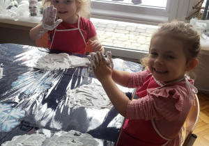 dzieci manipulują bawiąc się pianka do golenia