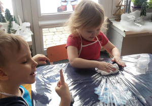 dzieci manipulują bawiąc się pianka do golenia