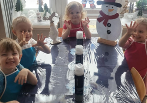 dzieci manipulują bawiąc się pianka do golenia