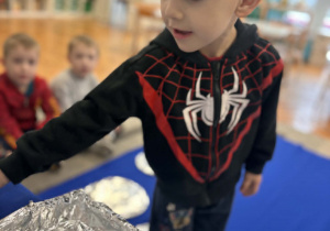 Chłopiec odszukuje druga cześć obrazka