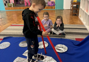 Chlopiec udaje, że jedzie na nartach