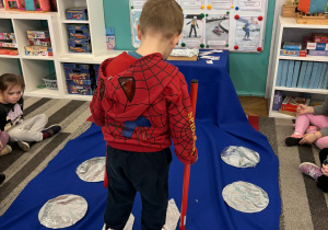 Chłopiec jedzie na nartach z folii aluminiowej