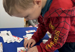 Chłopiec układa obrazek