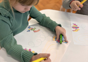 Dziewcyznka łączy linie żółta kredką