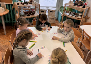 Dzieci siedza przy stoliku