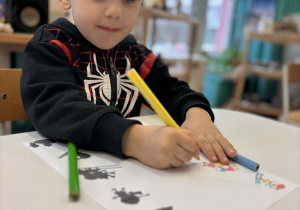 Chłopiec odszukuje cień