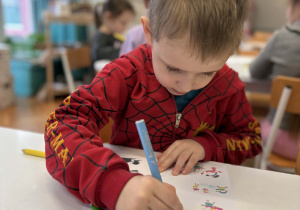 Chłopiec odszukuje cień sportów zimowych