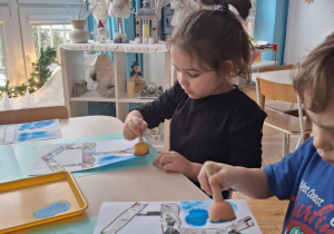 Dzieci gabkami robią niebieskie tło