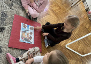 Dzieci z obrazkiem ptaków