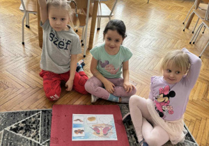 Dzieci z obrazkiem gili