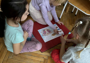 Dzieci dobieraja pokarm do ptaków