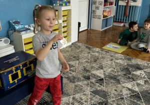 Chłopiec poakzuje ilustrację nasion