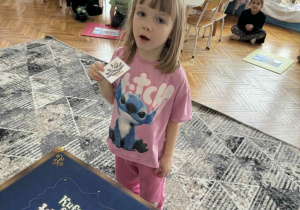 Dziewczynka pokazuje ilustrację nasion