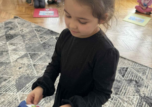 Dziewczynka z ilustracja jarzebiny